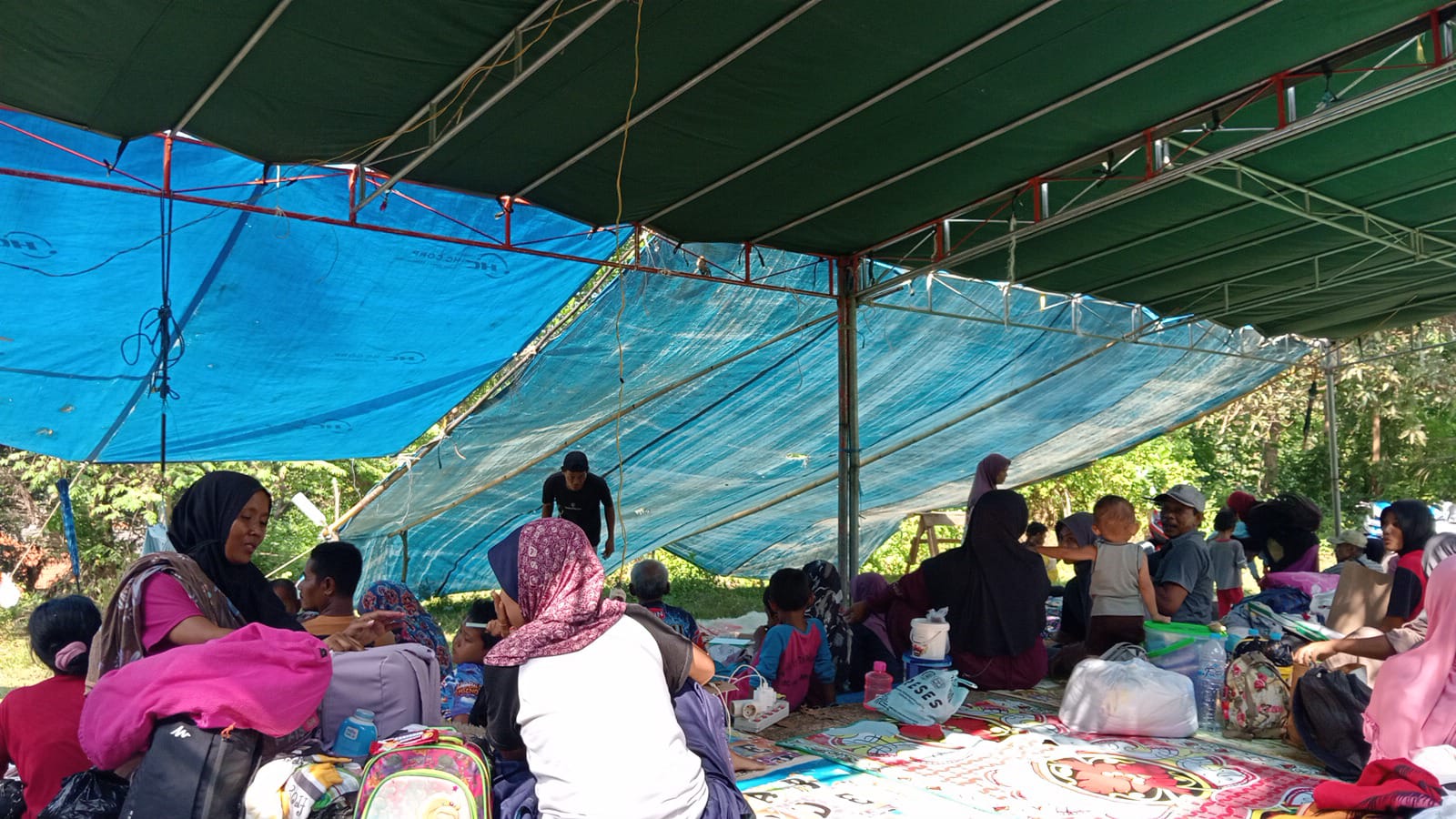 Warga Dusun Tanjunganyar, Desa Lebak, Kec. Sangkapura, Bawean, Kab. Gresik, Jawa Timur, mengungsi di tenda mandiri. (Istimewa)