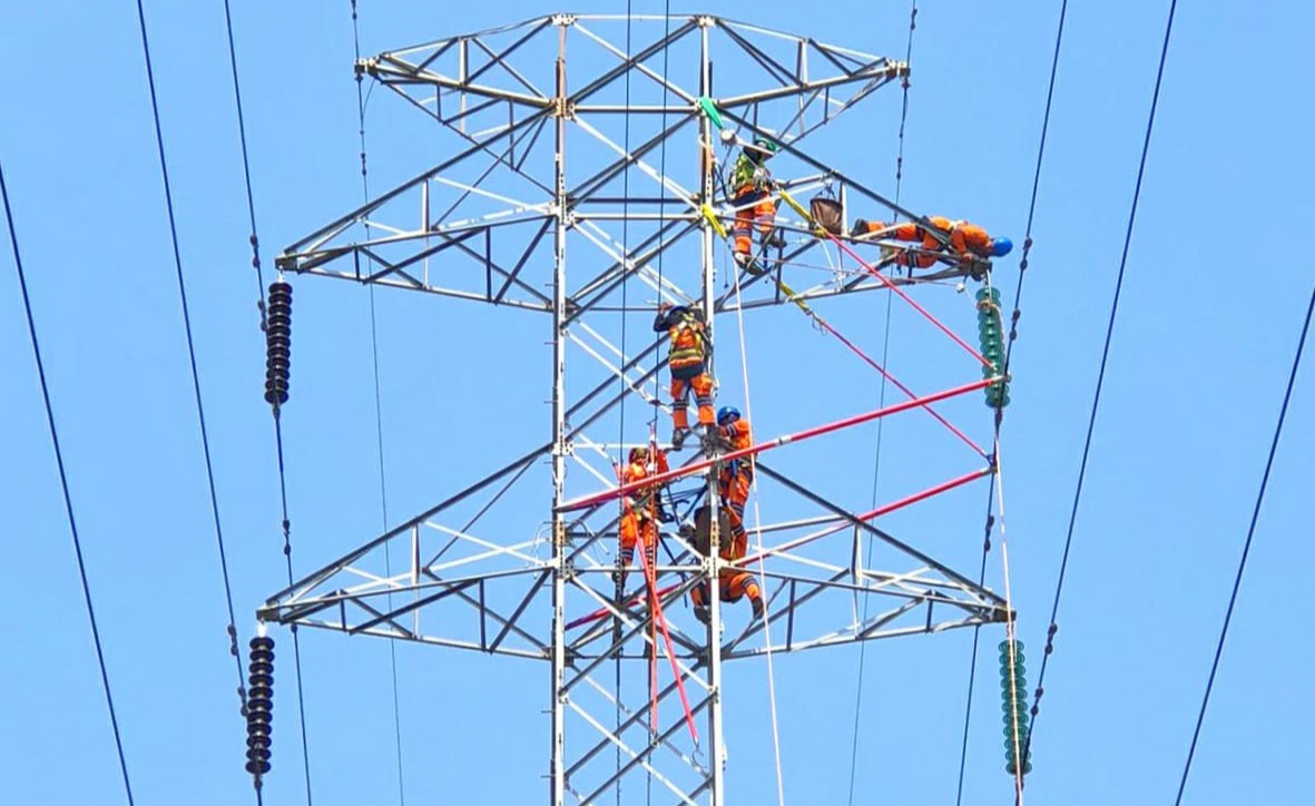 Petugas PLN melakukan perawatan listrik. (Dok: Humas PLN UID Jatim)