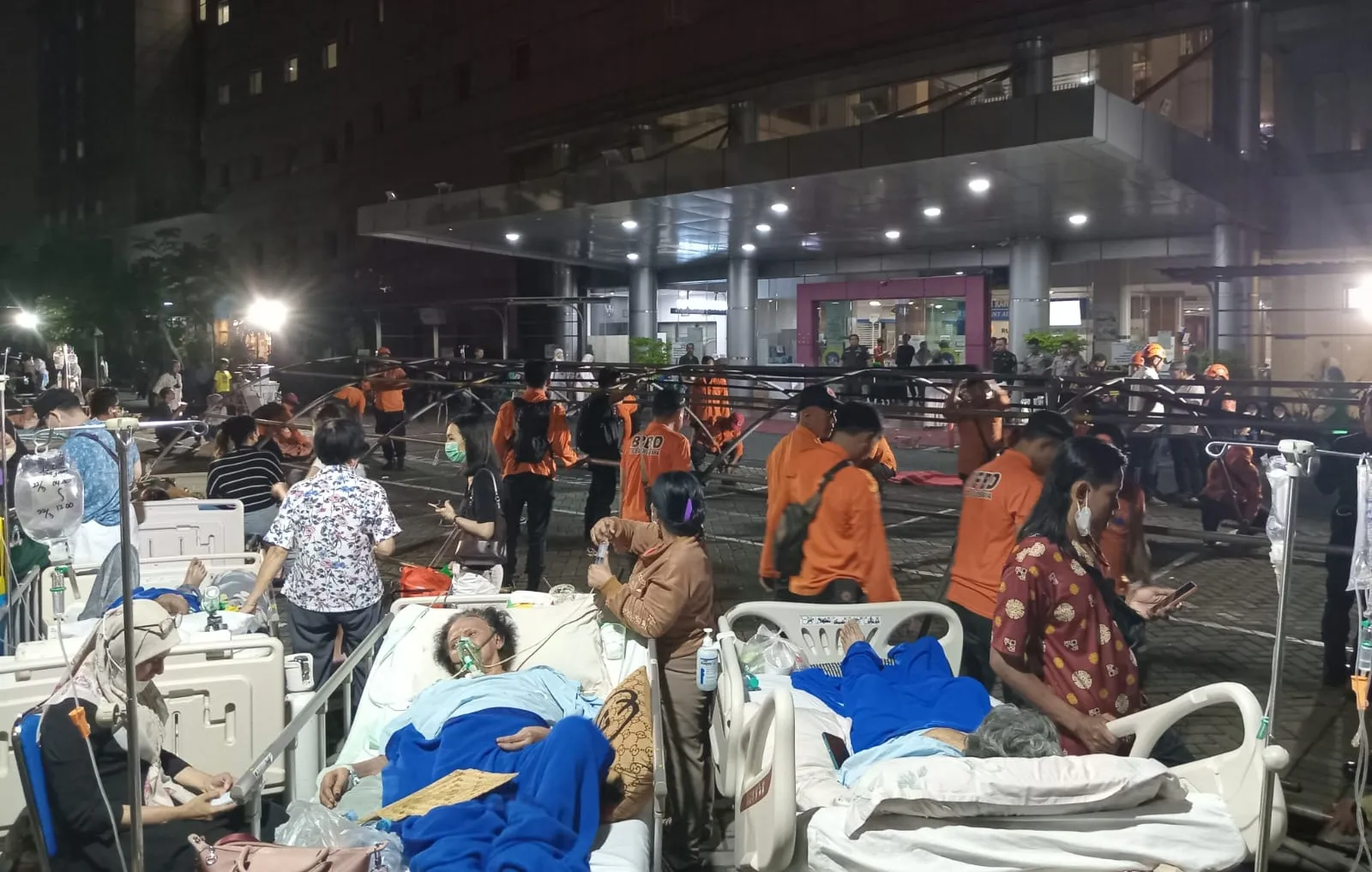 Pasien RS Unair Dievakuasi ke Lapangan Parkir Dampak Gempa 6,5 Magnitudo