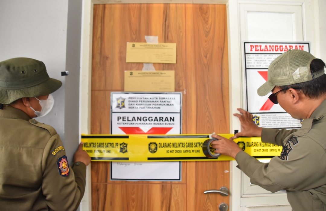 Satpol PP Kota Surabaya menyegel sejumlah unit Rusunawa Gunung Anyar. (Dok: Humas Pemkot Surabaya)