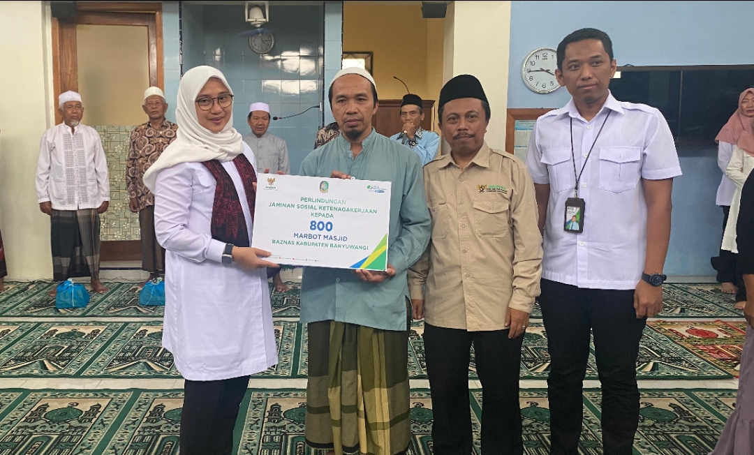 Bupati Banyuwangi Ipuk Fiestiandani, menyerahkan BPJS Ketenagakerjaan ke marbot secara simbolis. (Dok: Humas Pemkab Banyuwangi)