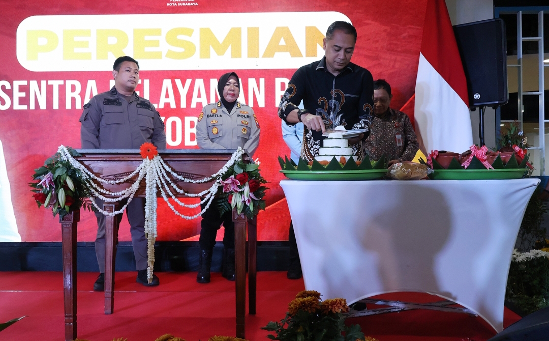 Wali Kota Surabaya Eri Cahyadi meresmikan Sentra Pelayanan Publik di Terminal Joyoboyo. (Dok: Humas Pemkot Surabaya)