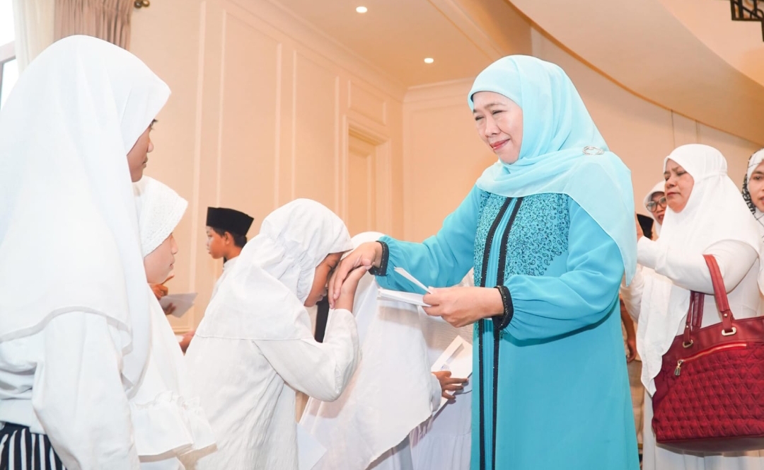 Ketua Umum PP Muslimat NU Khofifah Indar Parawansa, menggelar kegiatan pemberian santunan anak yatim di kediamannya di kawasan Jemursari, Surabaya. (Insani/Jurnas.net)
