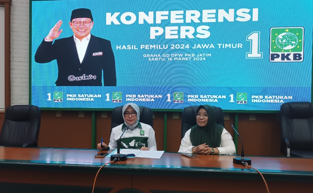 Sekretaris PKB Jatim, Anik Maslachah, saat konferensi pers di kantor DPW PKB Jatim. (Insani/Jurnas.net)