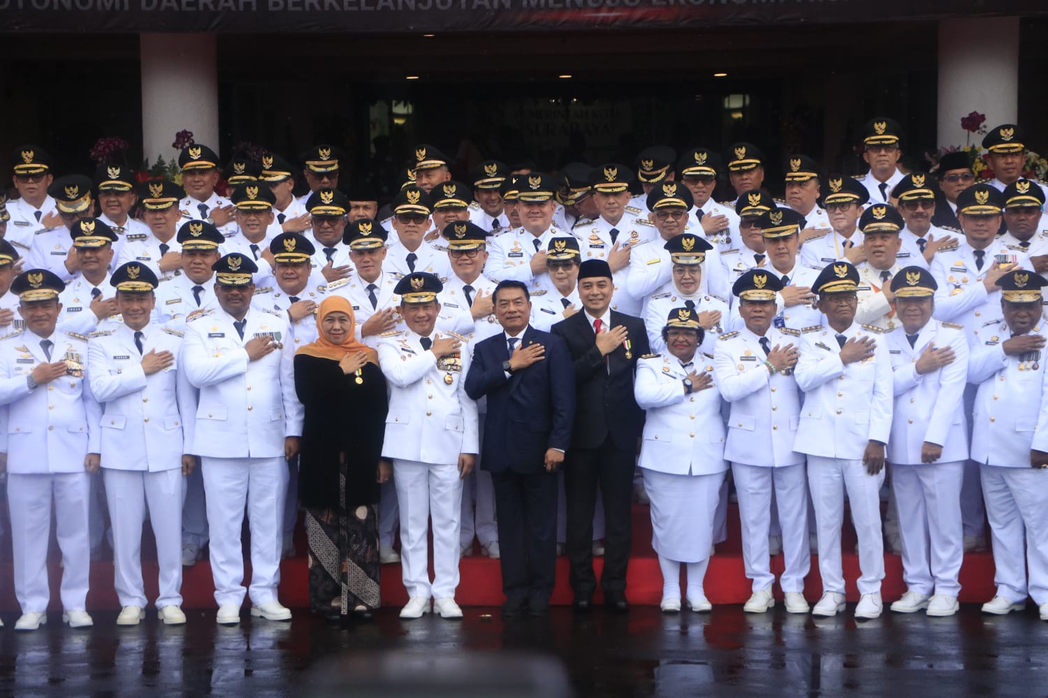 Mendagri Tito Karnavian berpose bersama kepala daerah penerima Satyalancana Karya Bhakti Praja Nugraha di Balai Kota Surabaya. (Insani/Jurnas.net)