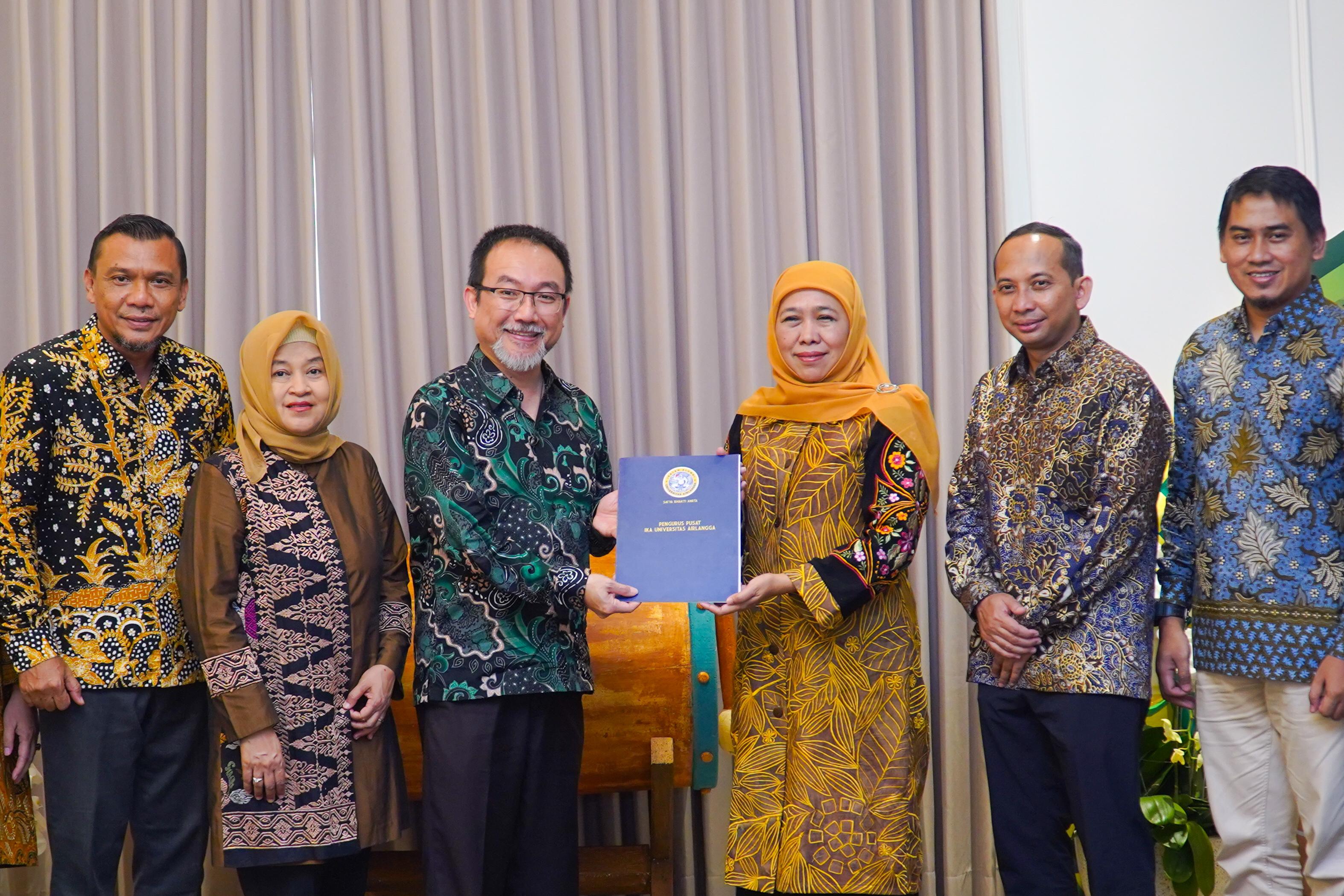 Ketua Umum Ikatan Alumni Universitas Airlangga Khofifah Indar Parawansa menyerahkan SK pendirian Ikatan Alumni Unair Chapter Australia pada Associate Professor Brahmaputra Marjadi. (Insani/Jurnas.net)