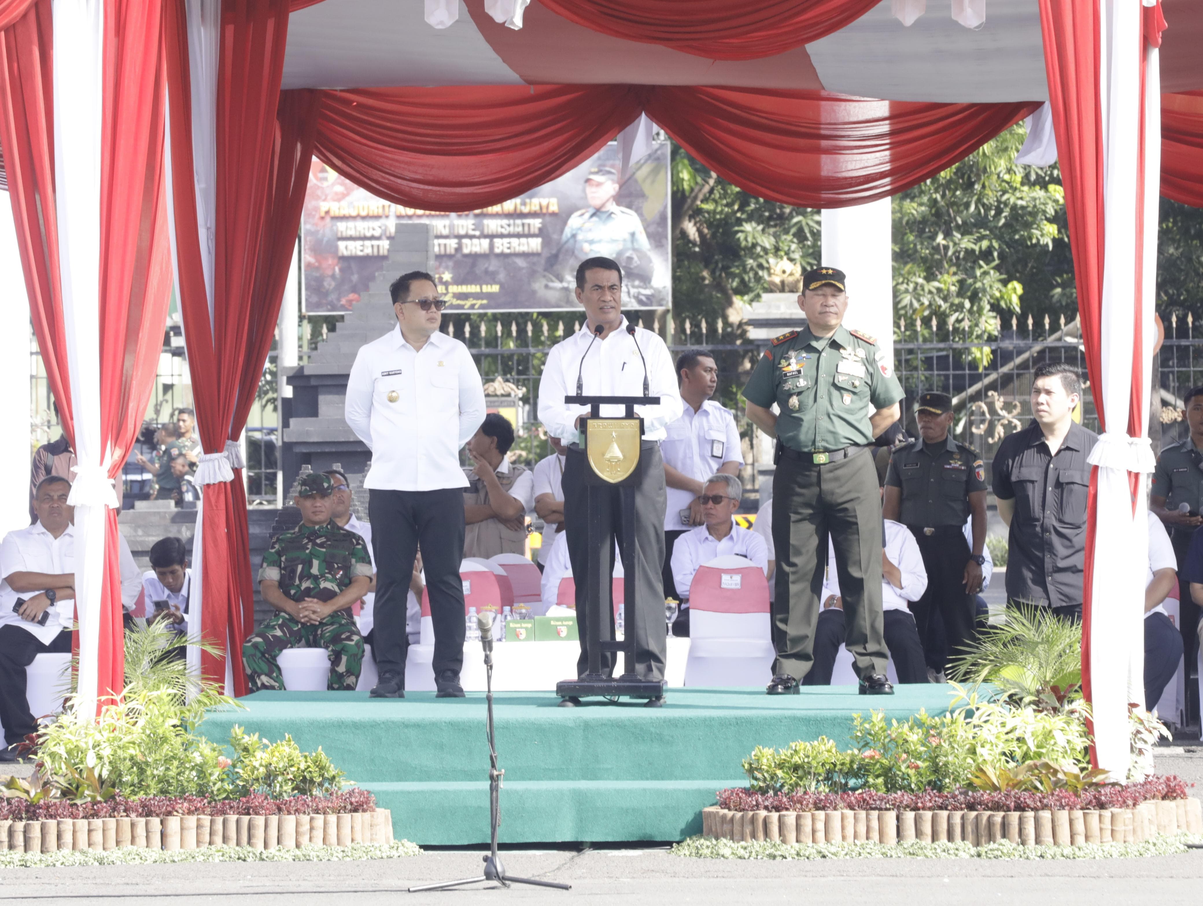 Menteri Pertanian (Mentan) Andi Amran Sulaiman, apel siaga di Makodam V Brawijaya di Surabaya. (Dok: Humas Pemprov Jatim)