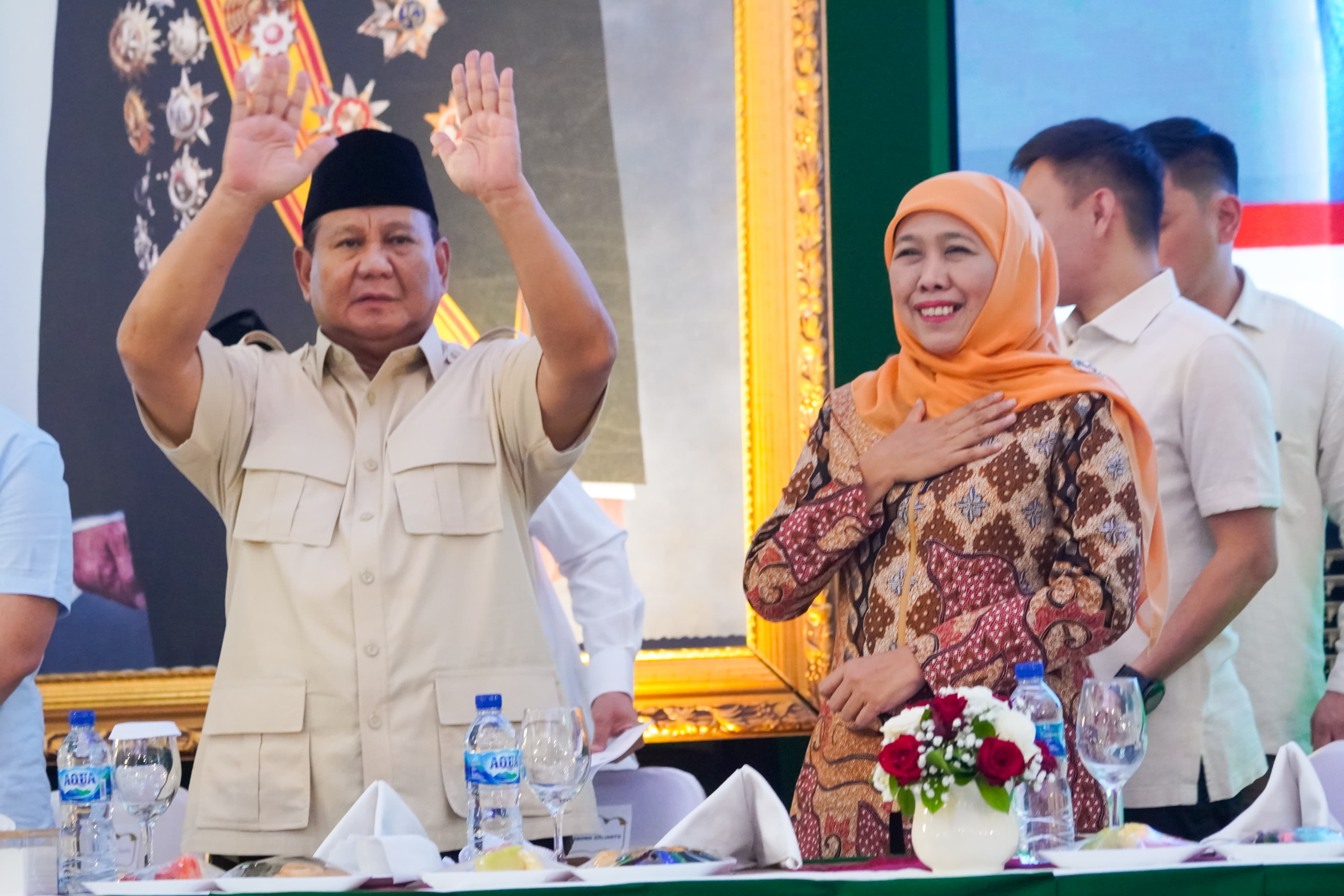 Khofifah Indar Parawansa mendampingi Prabowo Subianto dalam suatu acara. (Dok: Humas TKD Jatim Prabowo-Gibran)