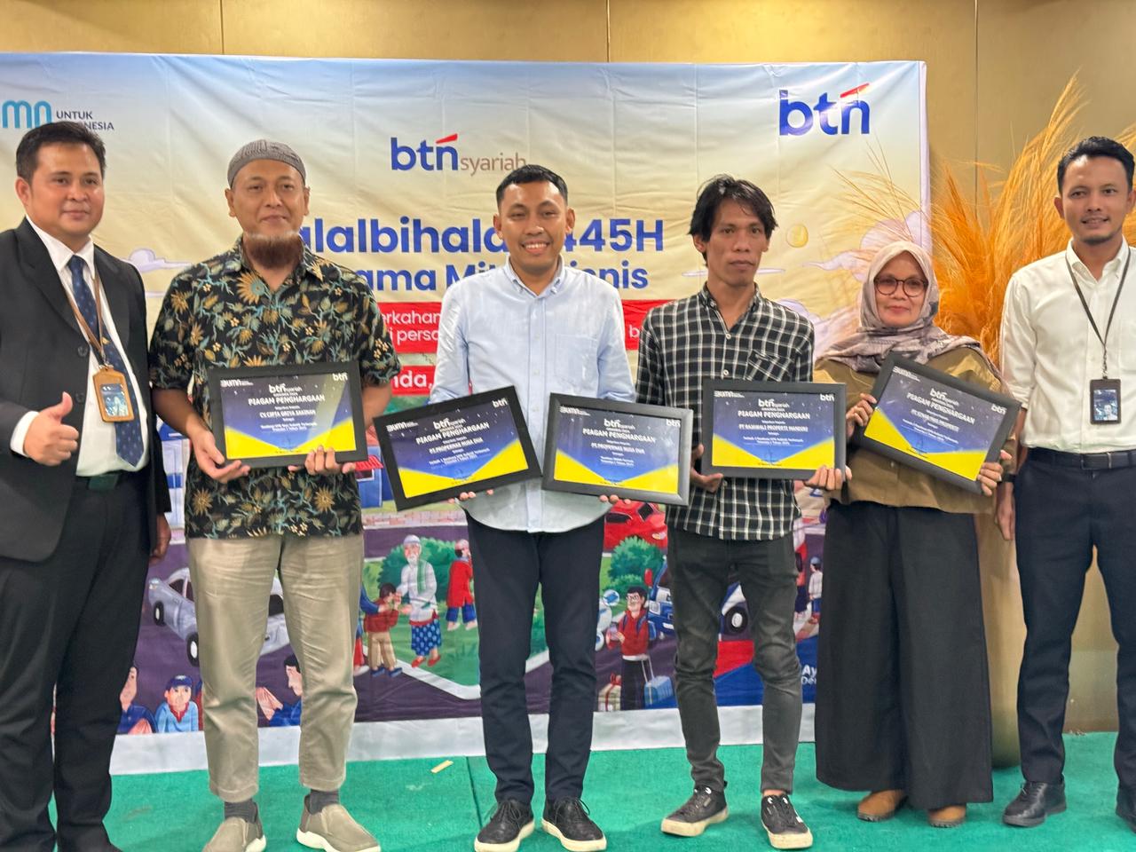 Direktur Utama Propernas Nusa Dua Rizqi Aswaransyah menerima penghargaan BTN Syariah Awards 2024 dari Bank BTN Syariah. (Istimewa) 