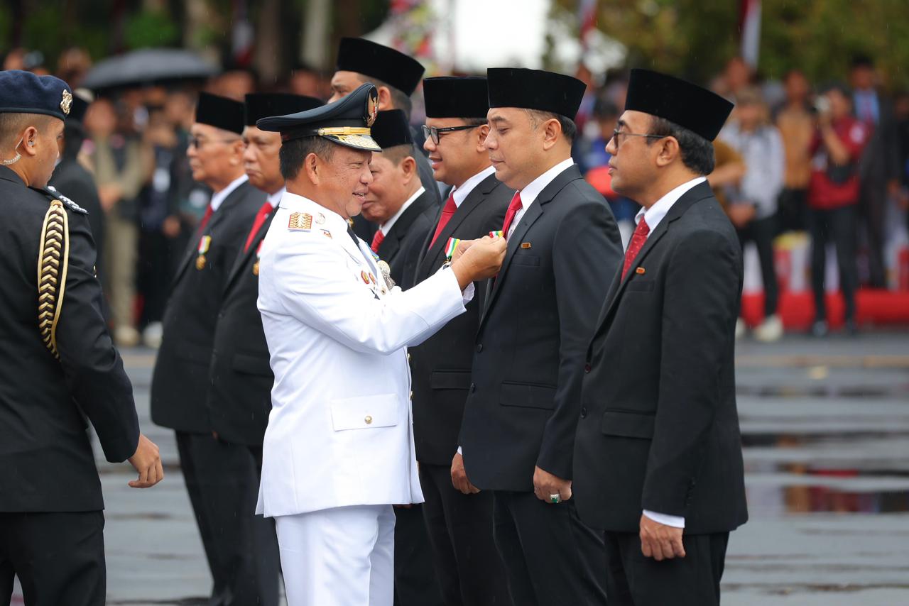 Mendagri Tito Karnavian menyematkan Tanda Kehormatan Satyalencana Karya Bhakti Praja Nugraha kepada kepala daerah di halaman Balai Kota Surabaya. (Insani/Jurnas.net)