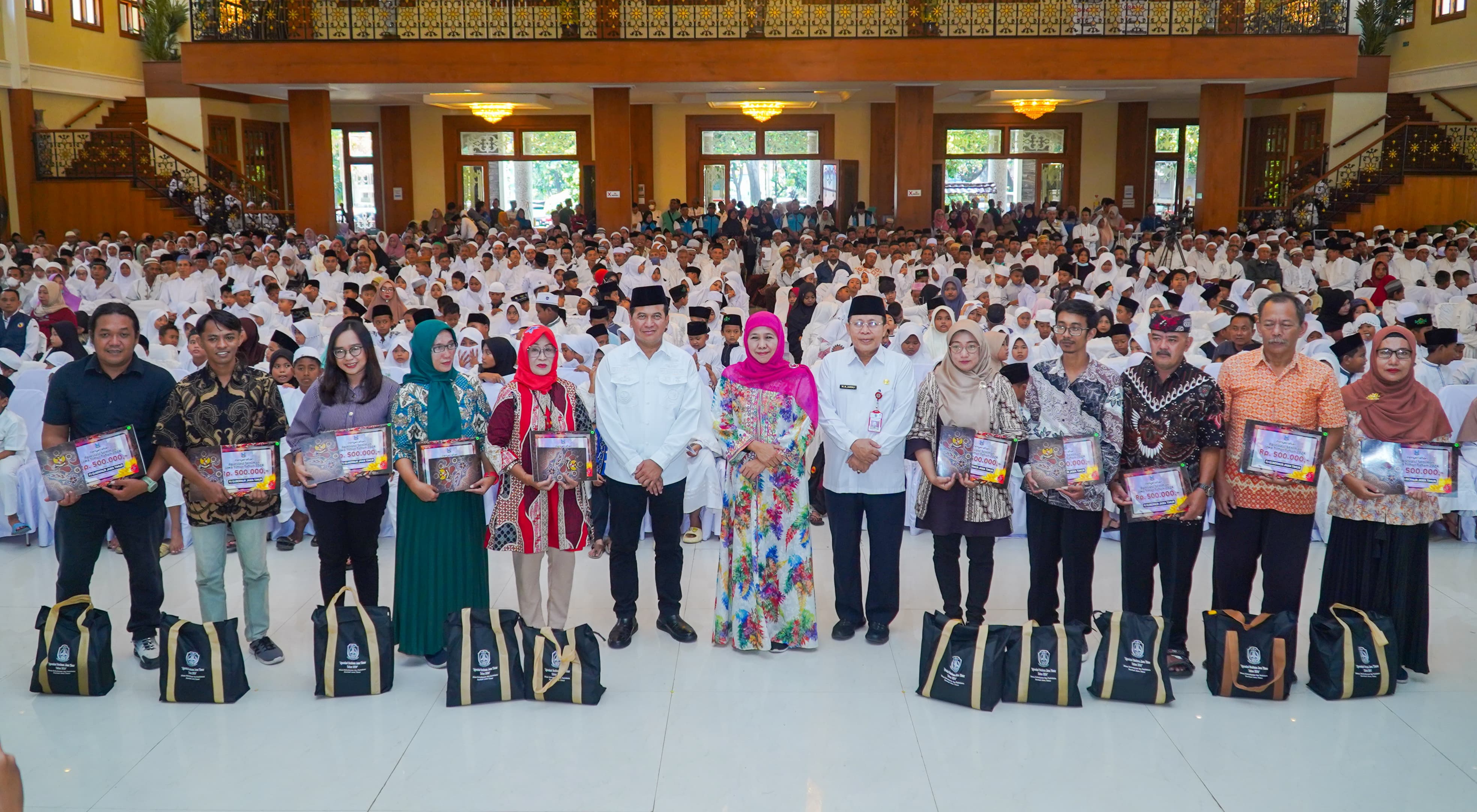 Ketua Umum PP Muslimat NU Khofifah Indar Parawansa berama Pj Wali Kota Probolinggo Nurkholis memberikan santunan anak yatim se-Kota Probolinggo. (Istimewa)