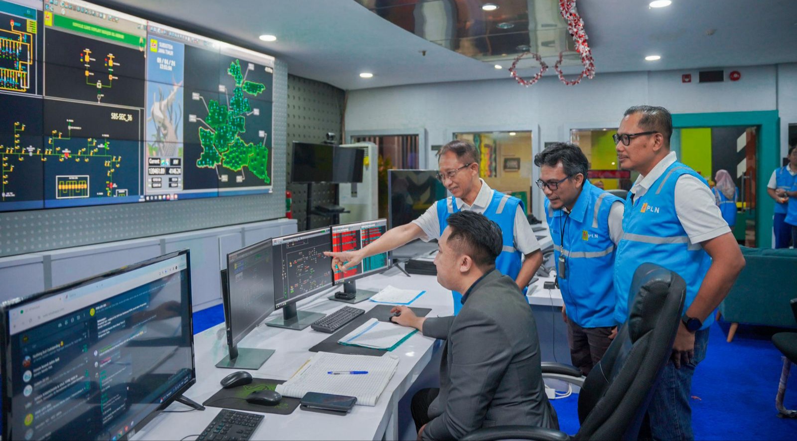 Petugas PLN UID Jatim memantau kelistrikan di wilayahnya. (Dok: Humas PLN UID Jatim)