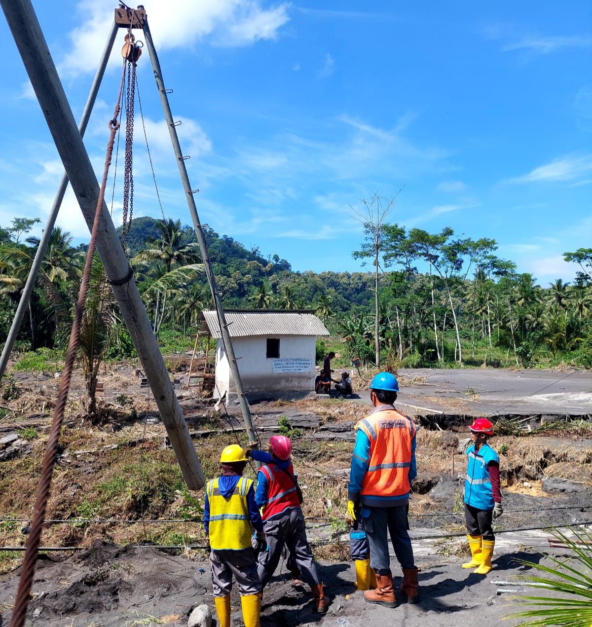 Petugas PLN UID Jatim saat memulihkan kelistrikan di Kabupaten Lumajang. (Dok: Humas PLN UID Jatim)
