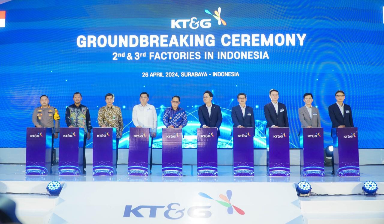 Para pejabat pada acara groundbreaking pabrik pengolahan tembakau tahap dua dan tiga, milik PT Tri Sakti Purwosari Makmur (TSPM/KT&G) di kawasan industri Pasuruan Industrial Estate Rembang (PIER). (Istimewa)