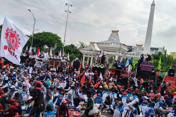 Ribuan buruh menggelar aksi di depan kantor Gubernur Jatim di Surabaya. (Istimewa)