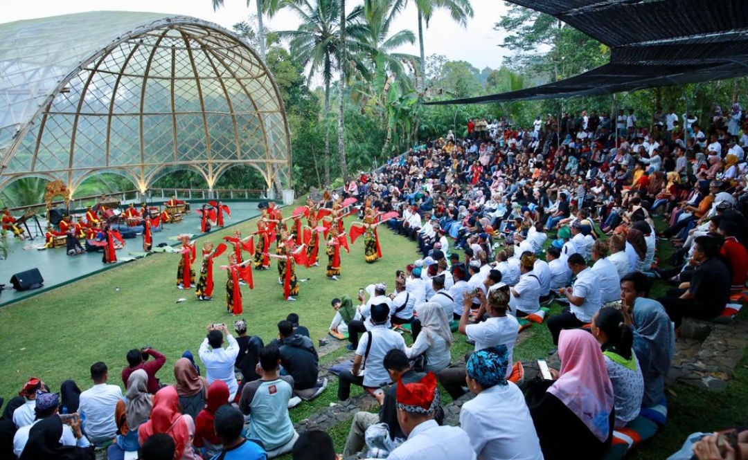 Wisatawan menikmati budaya dan kearifan lokal Kabupaten Banyuwangi, Jawa Timur. (Dok: Humas Pemkab Banyuwangi)