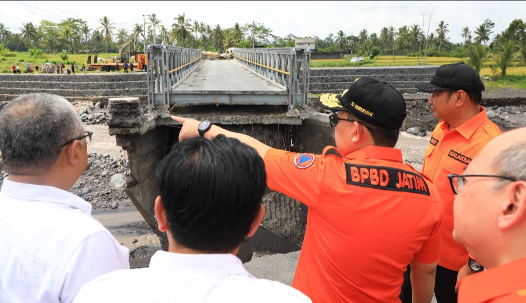 Penjabat (Pj) Gubernur Jawa Timur, Adhy Karyono, saat meninjau lokasi pasca banjir lahar Gunung Semeru di Kabupaten Lumajang. (Dok: Humas Pemprov Jatim)