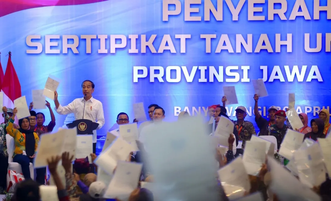 Jokowi Serahkan 10 Ribu Sertifikat Tanah Elektronik TORA ke Warga Banyuwangi