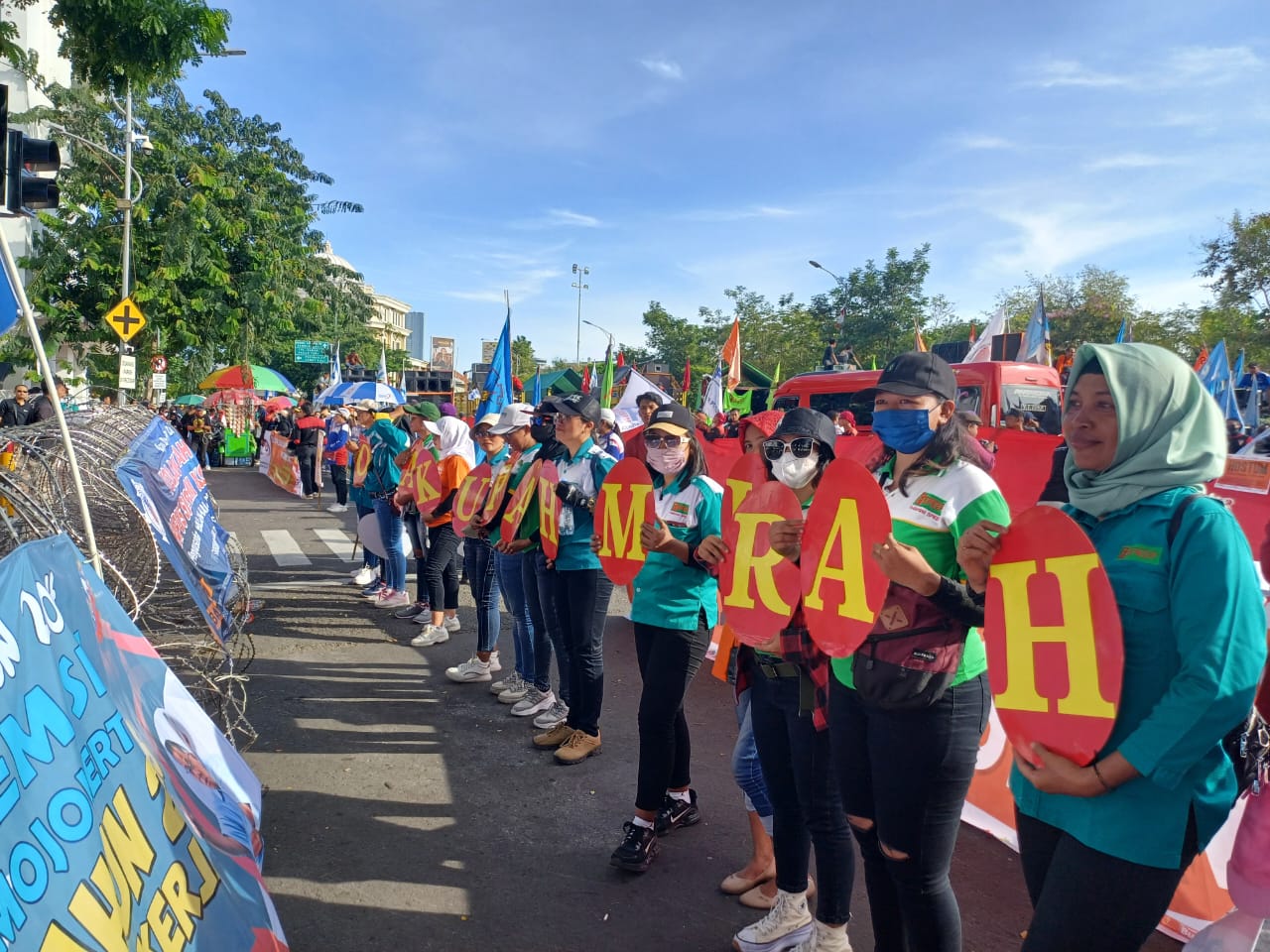 Ribuan buruh dari ring satu Jatim mulai memadati kantor Gubernur Jatim di Jalan Pahlawan Surabaya. (Insani/Jurnas.net)