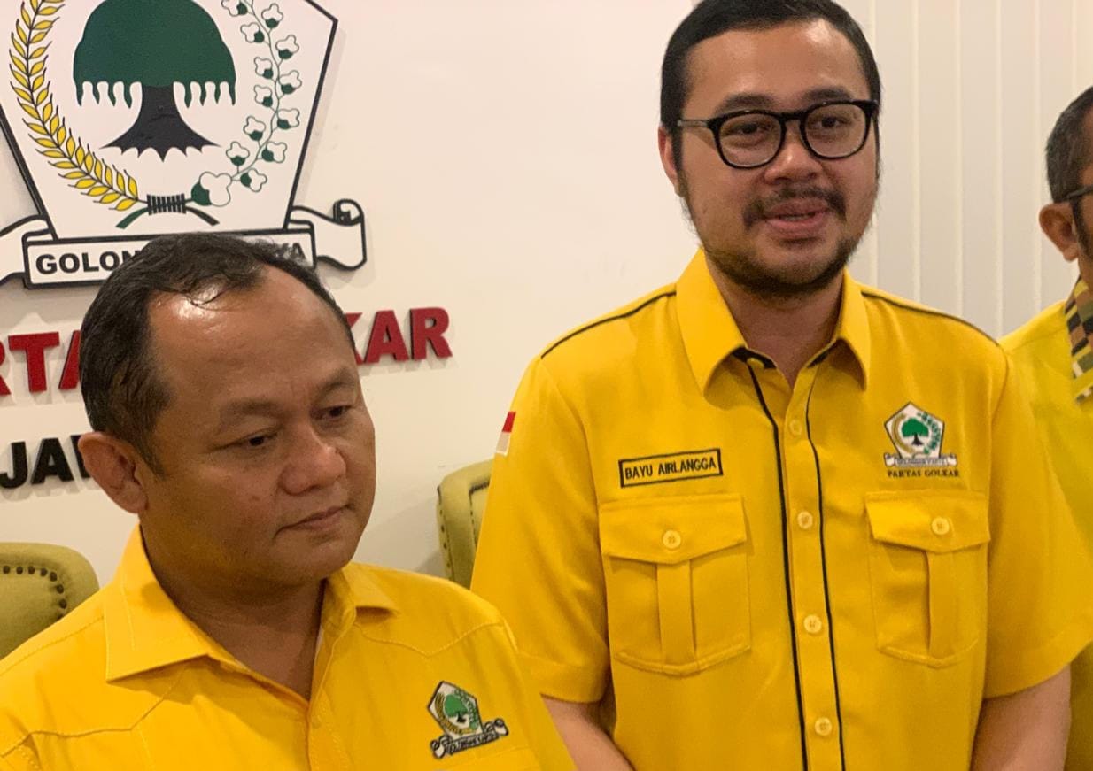 Ketua DPD Partai Golkar Jatim, M. Sarmuji, bersama kadernya Bayu Airlangga (kacamata). (Insani/Jurnas.net)