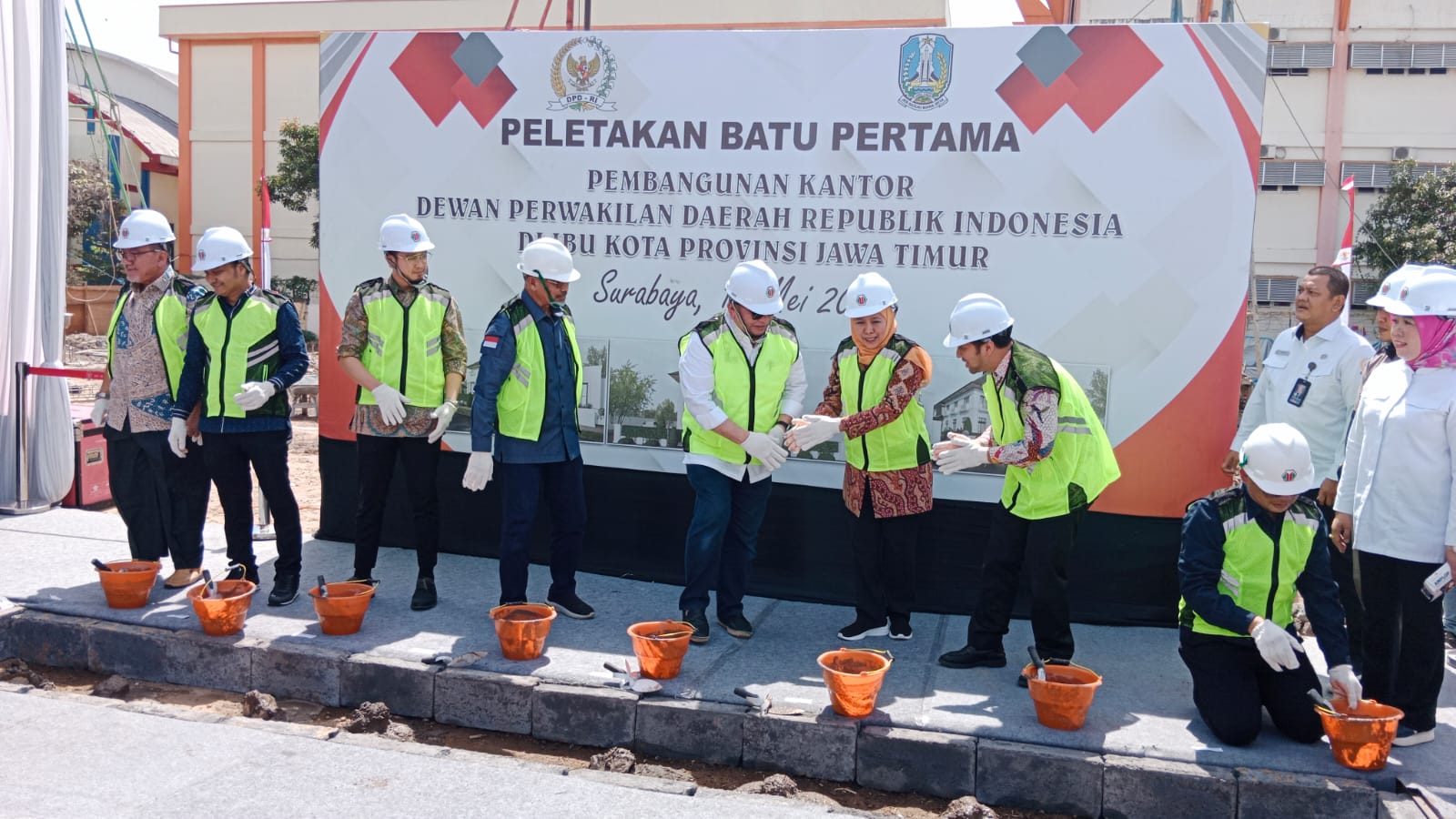 mantan Gubernur Jatim Khofifah Indar Parawansa bersama Ketua DPD RI AA LaNyalla Mahmud Mattalitti, meletakkan batu pertama pembangunan Kantor Perwakilan DPD RI Jatim di Jalan Jemur Andayani, Surabaya. (Insani/Jurnas.net)