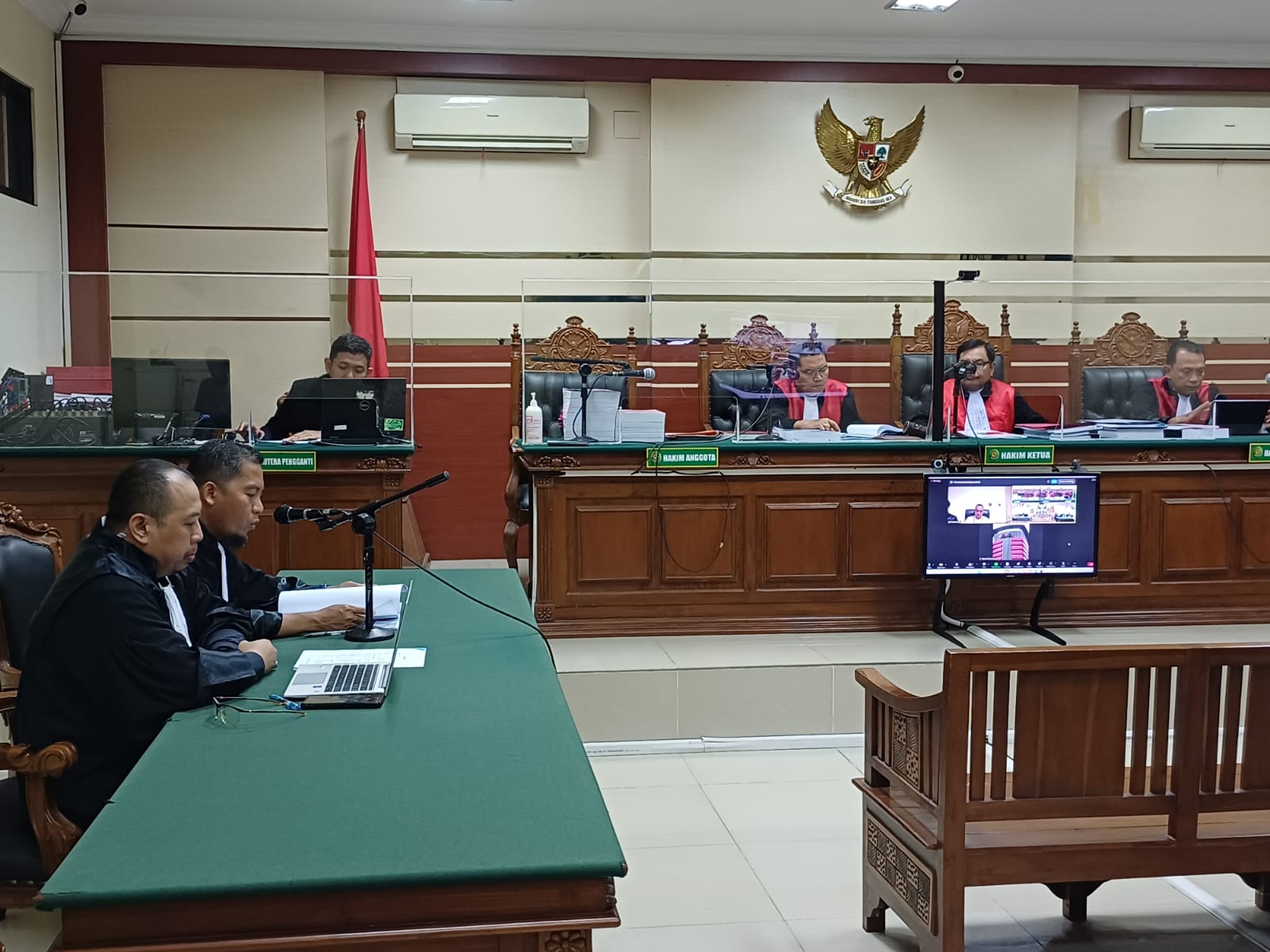 Mantan Kepala Bea Cukai Daerah Istimewa Yogyakarta (DIY), Eko Darmanto, saat menjalani sidang perdana di Pengadilan Tindak Pidana Korupsi (Tipikor) Surabaya atas perkara gratifikasi dan Tindak Pidana Pencucian Uang (TPPU). (Insani/Jurnas.net)