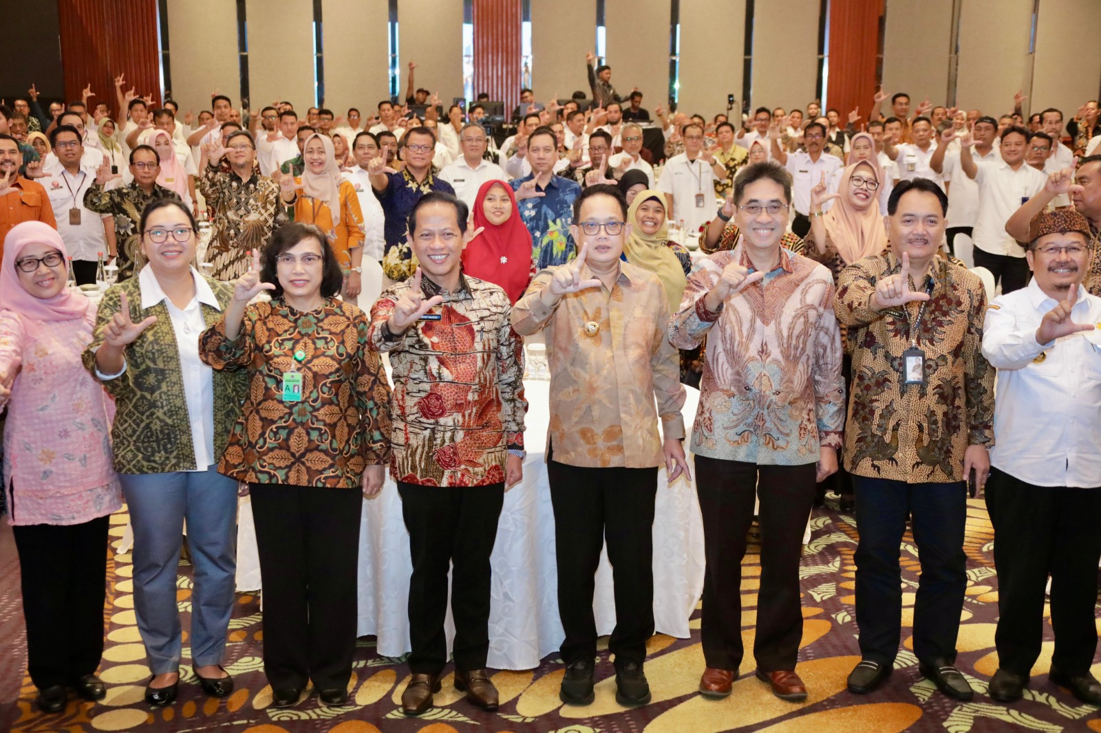 Pj Gubernur Jawa Timur, Adhy Karyono (tengah kacamata), usai membuka Sosialisasi SUB Nasional Indonesia's Forest and Other Land Use (FOLU) Net Sink 2030 region Jawa di Provinsi Jawa Timur. (Istimewa)