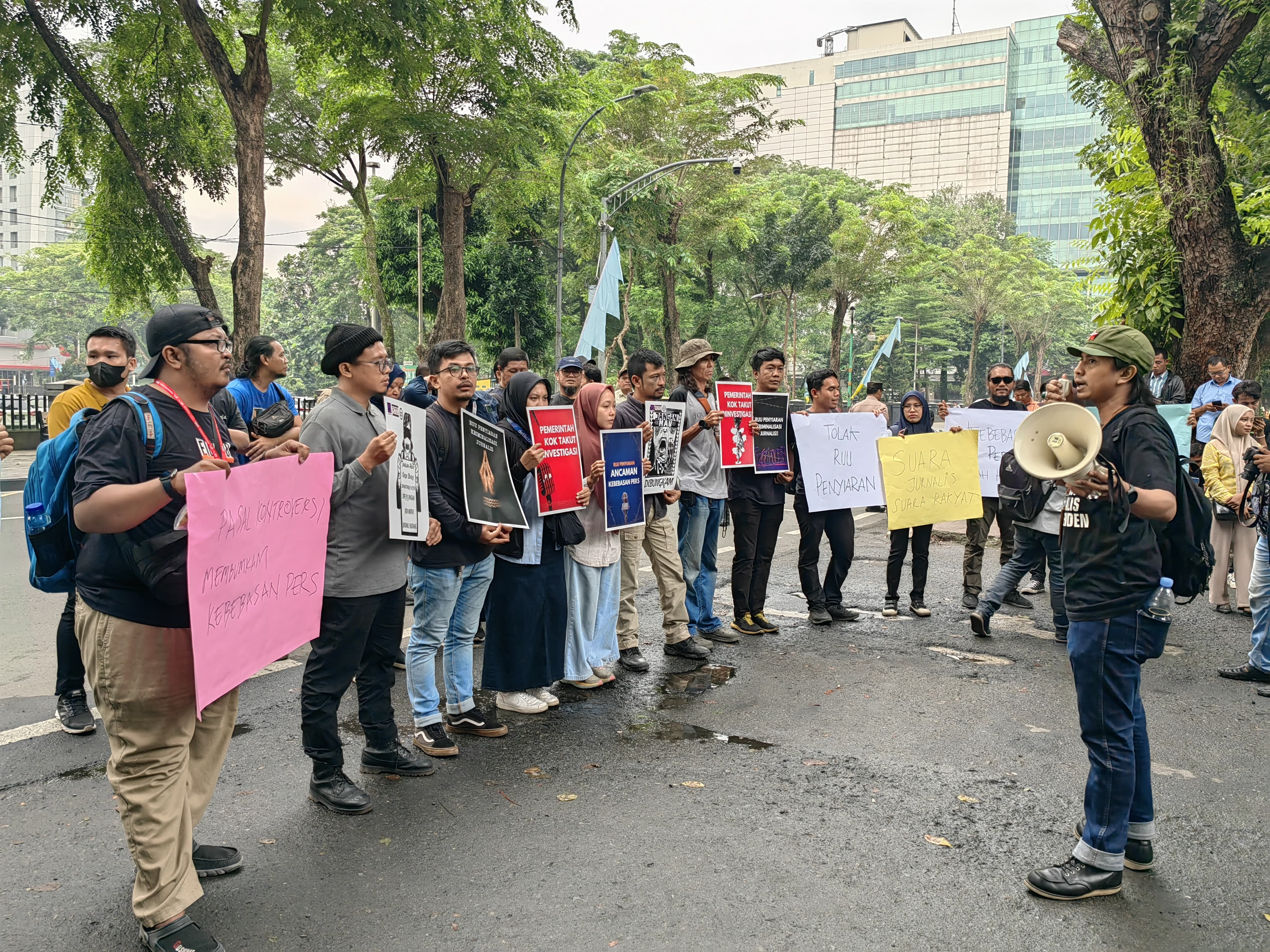 Jurnalis di Kota Medan melakukan aksi penolakan Rancangan Undang-Undang Penyiaran. (Istimewa)