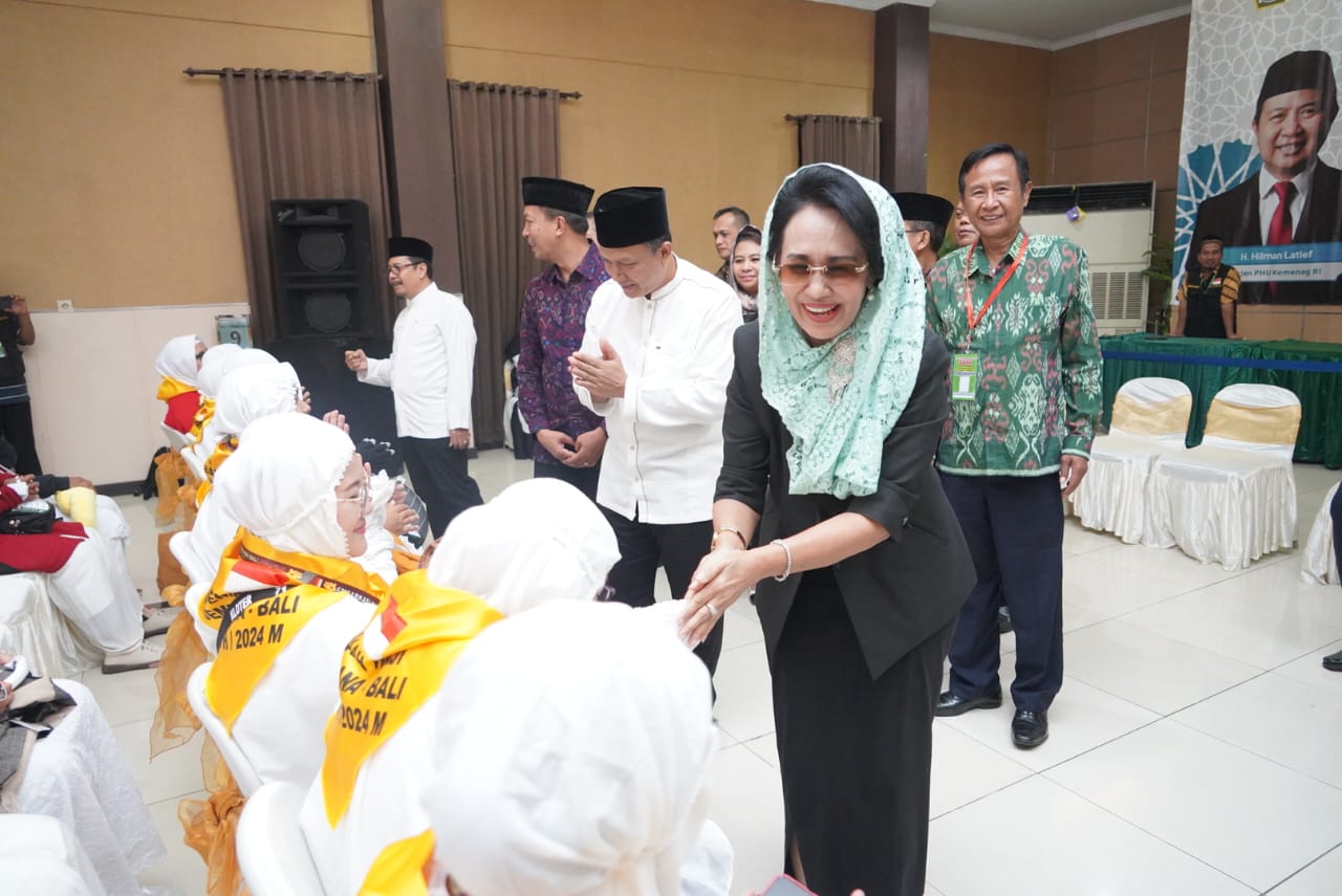 Kakanwil Kemenag Provinsi Bali, Komang Sri Marheni, saat mengantar jemaah haji asal Bali ke Asrama Haji Embarkasi Surabaya (AHES). (dok: Humas AHES)
