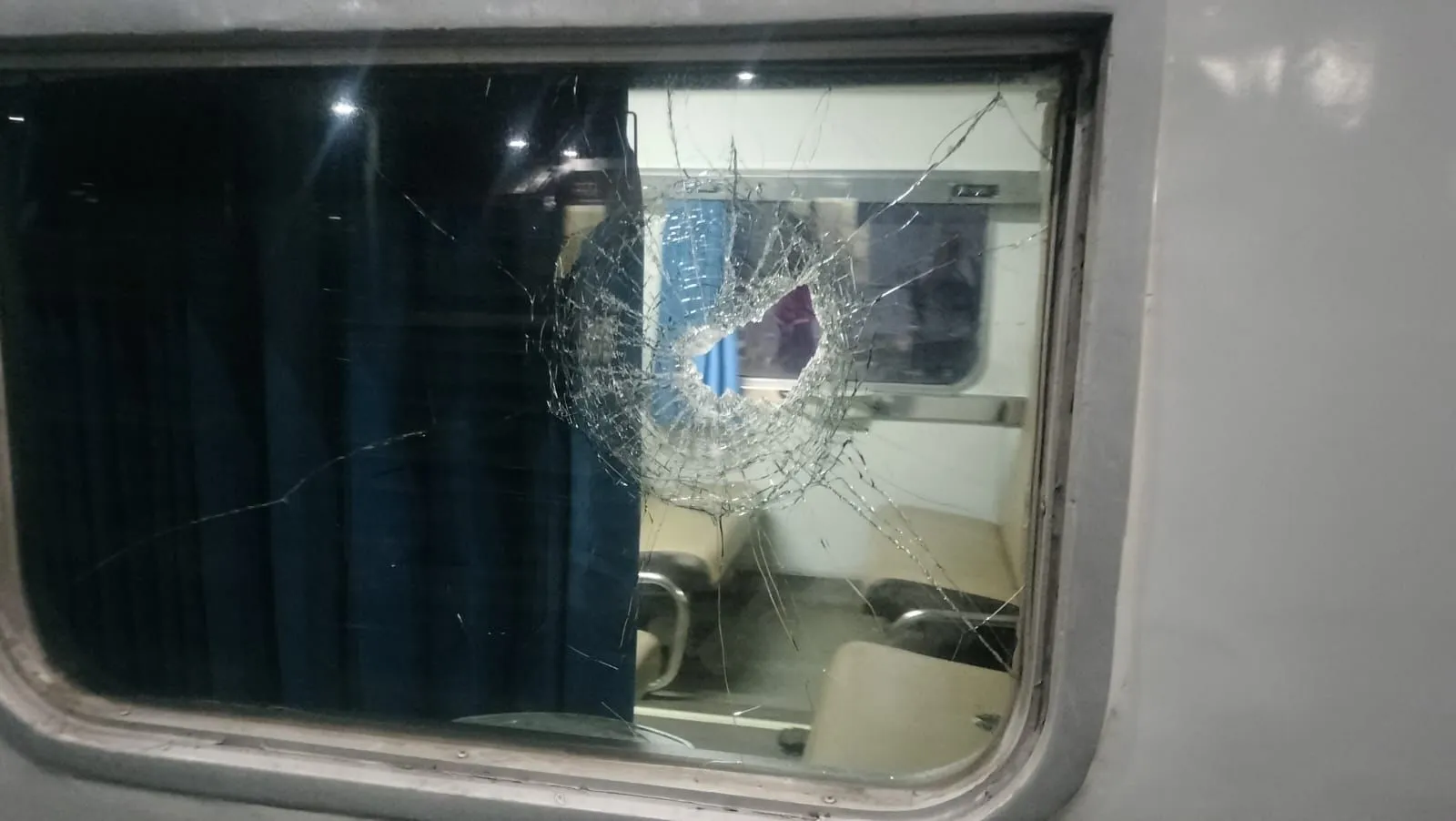 KA Pasundan di Surabaya Diserang Sekelompok Orang Tak Dikenal