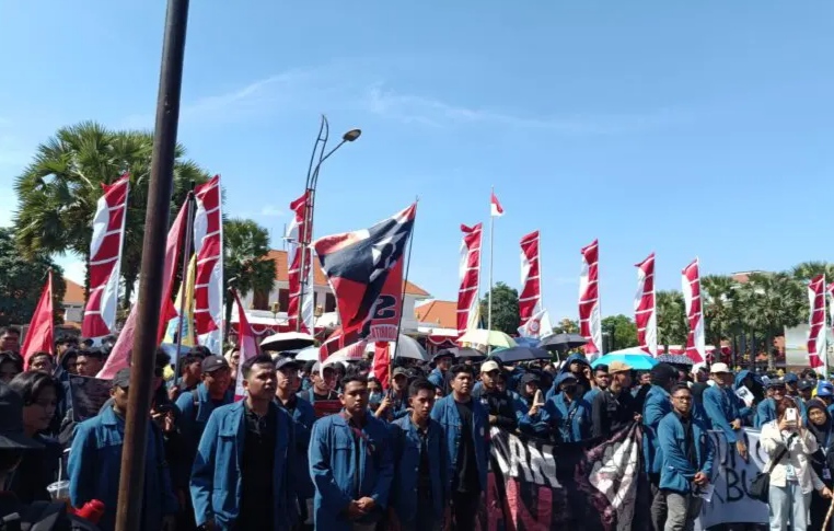 Ratusan massa buruh dan mahasiswa menggelar aksi pada peringatan Hari Buruh atau Mayday di Gedung Negara Grahadi Surabaya. (Insani/Jurnas.net)