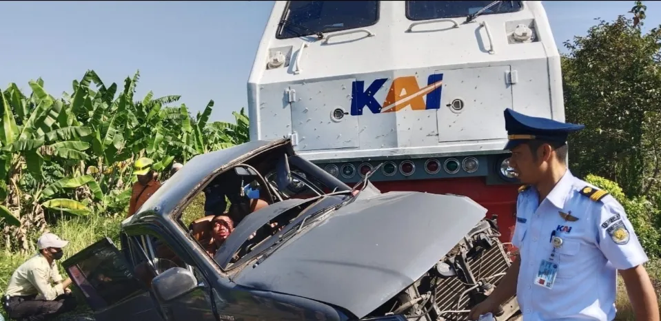 Kereta Api Tabrak Mobil Rombongan Kiai dan Nyai Pondok Sidogiri di Pasuruan