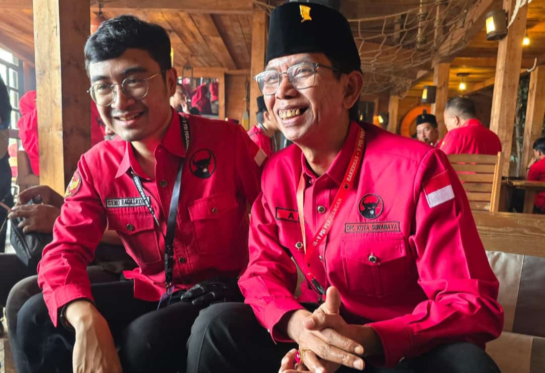 Ketua DPC PDIP Surabaya, Awi Sutarwijono, bersama juru bicara (jubir) DPP PDIP, Aryo Seno Bagaskoro, ditemui di arena Rakernas ke- V PDIP di Jakarta. (Insani/Jurnas.net)