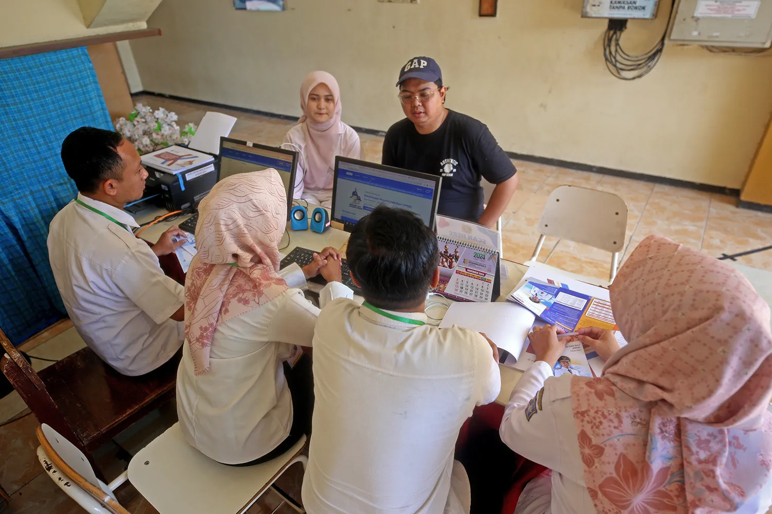 Setiap SD-SMP di Surabaya Buka Posko Permudah Akses Layanan PPDB Online