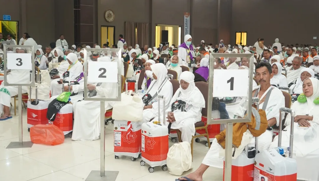 9 Calon Haji Tertunda Akhirnya Layak Terbang dan 7 Jemaah Tertunda di Surabaya