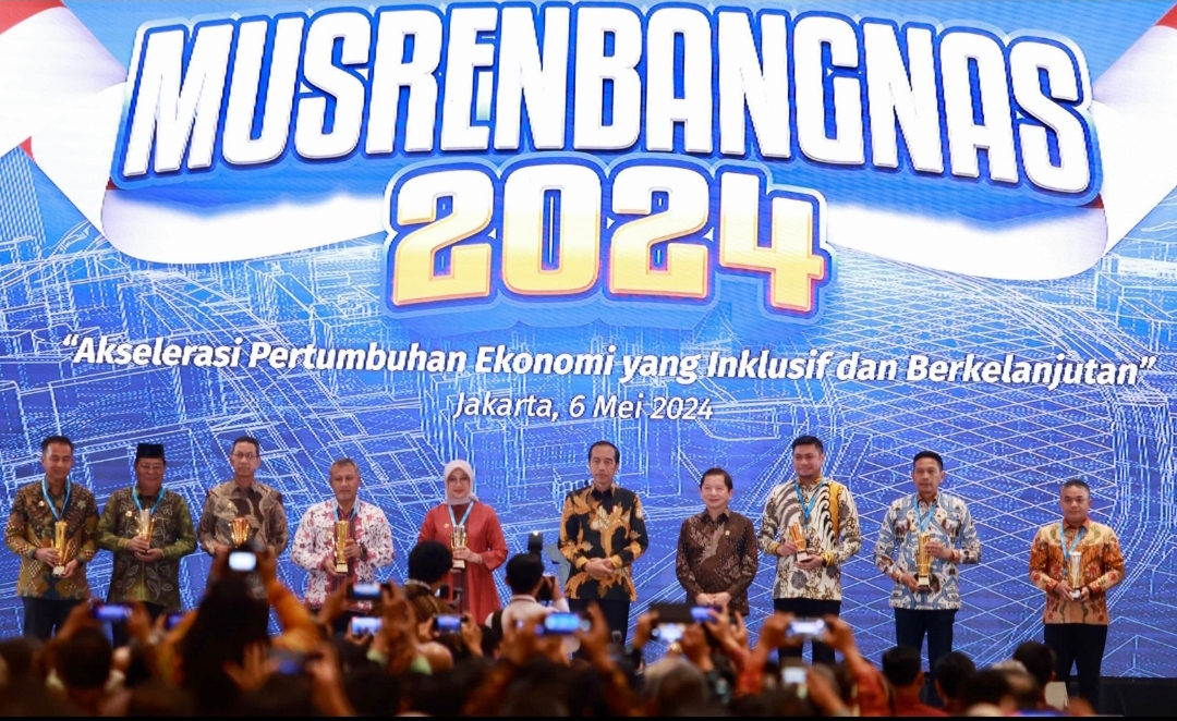 Presiden Joko Widodo menyerahkan Penghargaan Pembangunan Daerah (PPD) kepada Bupati Banyuwangi Ipuk Fiestiandani. (Dok: Humas Pemkab Banyuwangi)