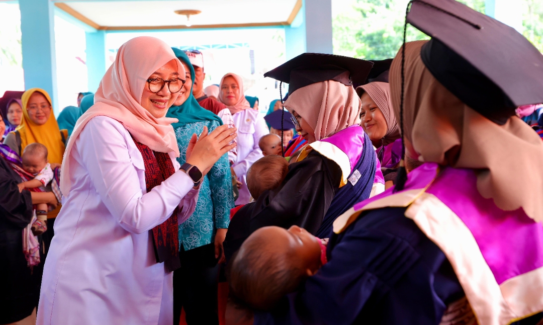 Bupati Banyuwangi, Ipuk Fiestiandani, memotivasi para ibu agar menyusui bayi hingga dua tahun. (Dok: Humas Pemkab Banyuwangi)