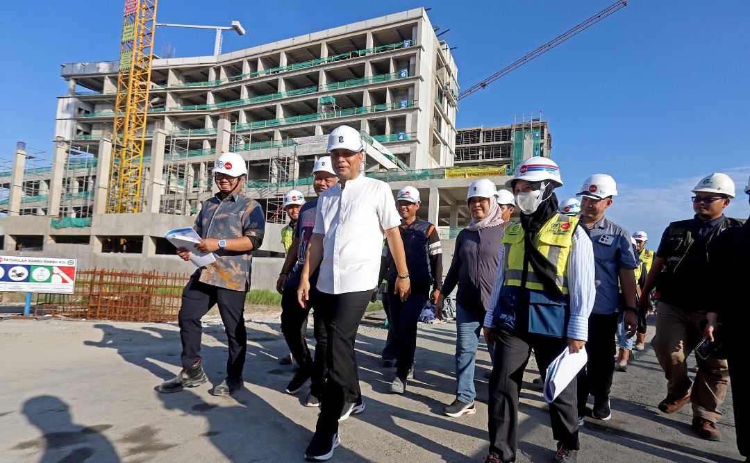Wali Kota Surabaya Eri Cahyadi saat meninjau pembangunan RSUD Surabaya Timur. (Dok: Humas Pemkot Surabaya)