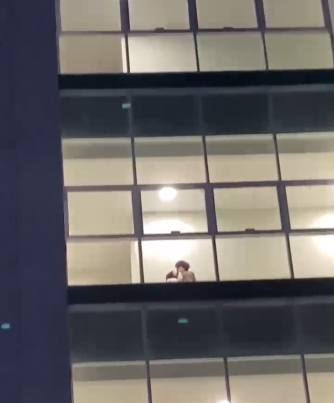 Viral video mesum diduga mahasiswa bersama dosen terjadi di sebuah gedung viral di grup WhatsApp. (Tangkapan layar video)