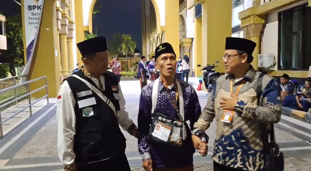 Jemaah Haji Tunanetra Wujudkan Mimpi ke Mekah Setelah Menunggu 13 Tahun