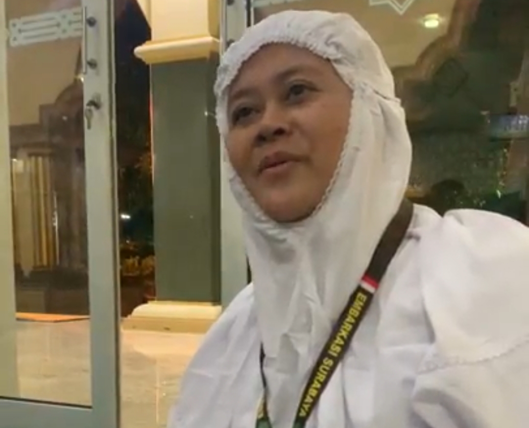 Nur Hasanah, 49, seorang wanita penjual kerupuk yang kini akan berangkat haji. (Dok: Humas Embarkasi Surabaya)
