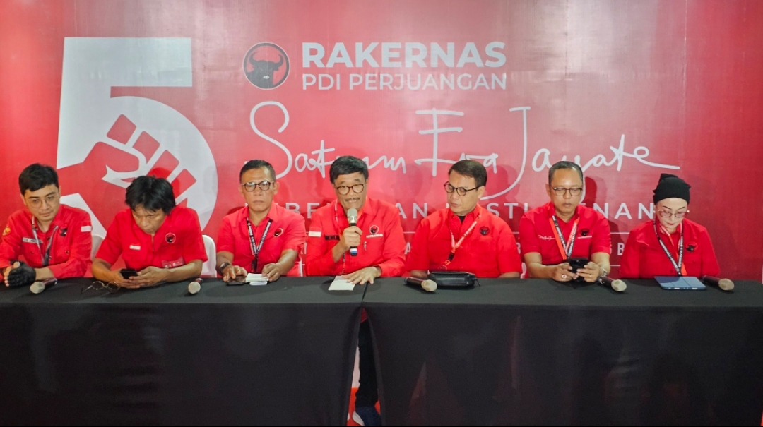 Ketua DPP PDIP yang juga Ketua Steering Commitee (SC) Rakernas, Djarot Saiful Hidayat (tengah), saat jumpa pers di arena Rakernas V PDIP. (Istimewa)