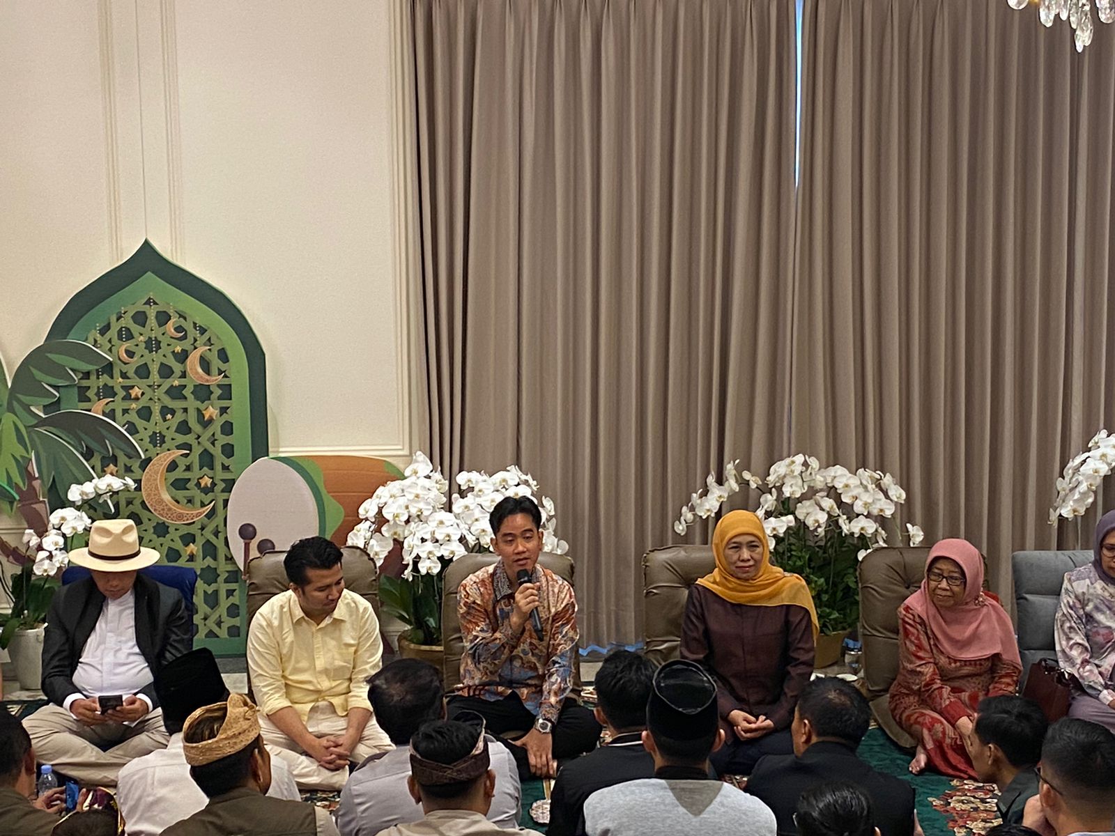 Gibran Rakabuming Raka saat silaturahim di kediaman Khofifah di kawasan Jemursari Surabaya. (Insani/Jurnas.net)