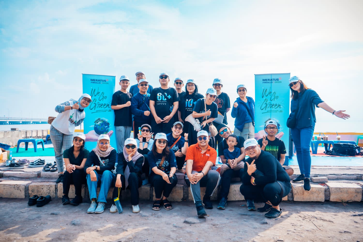 Pegawai PT Meratus menggelar bersih-bersih Pantai Tambak Wedi, Surabaya. (Istimewa)