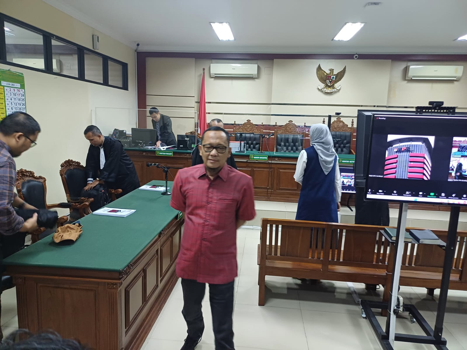 Mantan Bupati Probolinggo Puput Tantriana Sari dan Hasan Aminudin suaminya, usai menjalani sidang dakwaan kasus TPPU di Pengadilan Tipikor Surabaya. (Insani/Jurnas.net)