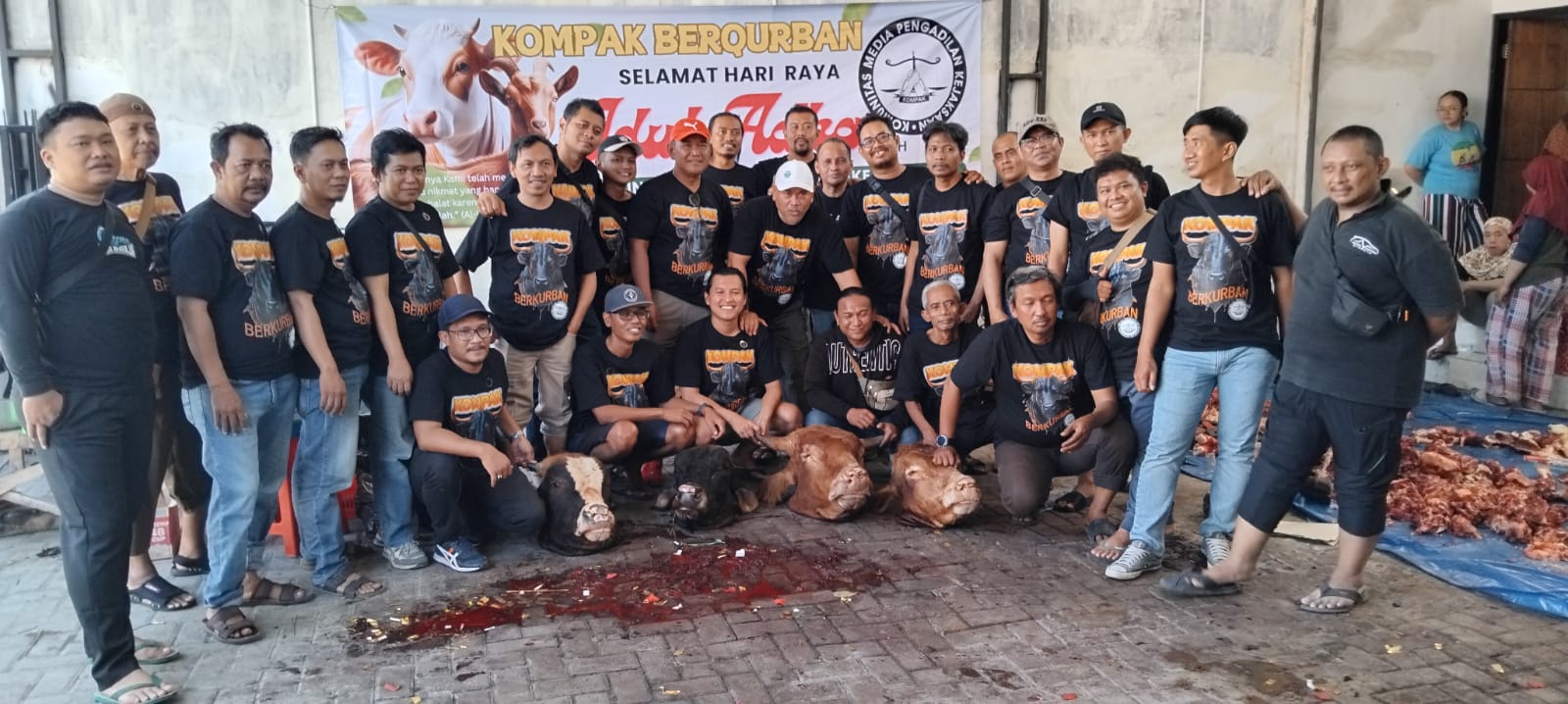 Komunitas Media Pengadilan dan Kejaksaan (KOMPAK), disela berkurban pada Hari Raya Iduladha 2024. (Insani/Jurnas.net)