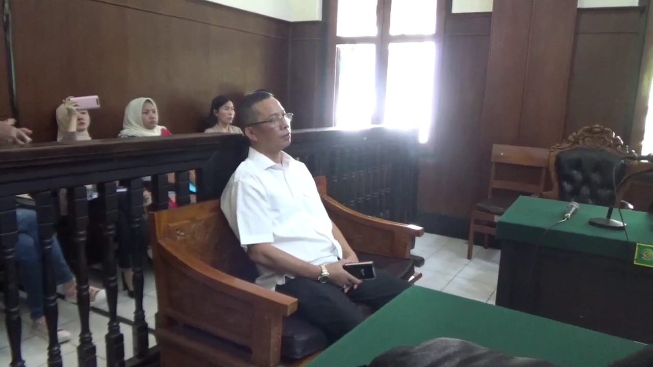 Mantan Ketua DPD Partai Nasdem Surabaya, Robert Simangunsong, jalani sidang kasus pemalsuan gelar S2 di PN Surabaya. (Insani/Jurnas.net)