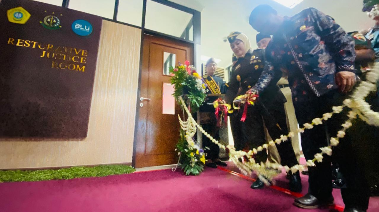 Kepala Kejaksaan Tinggi (Kajati) Jawa Timur, Mia Amiati, meresmikan Rumah Restorative Justice (RJ) di Universitas Trunojoyo Madura (UTM). (Insani/Jurnas.net)