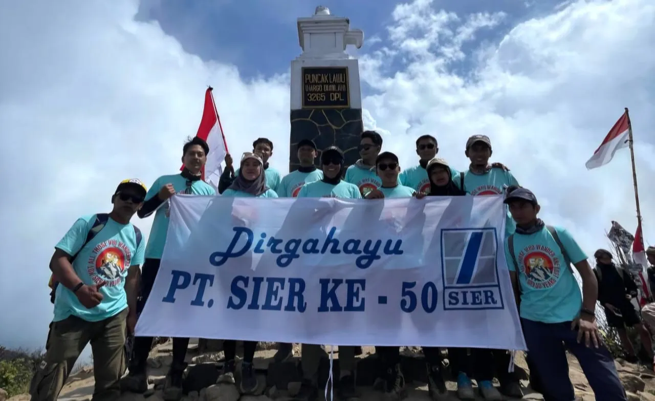 Karyawan SIER Rayakan HUT Emas dengan Pendakian di Puncak Gunung Lawu