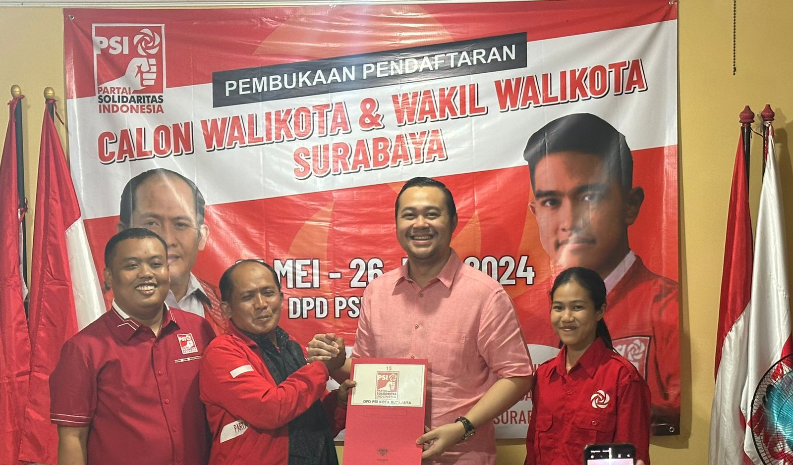 Ketua DPD Pro Jokowi (Projo) Jawa Timur yang juga kader Golkar Bayu Airlangga resmi mendaftar sebagai Bacawali Kota Surabaya di DPD PSI Surabaya. (Insani/Jurnas.net)